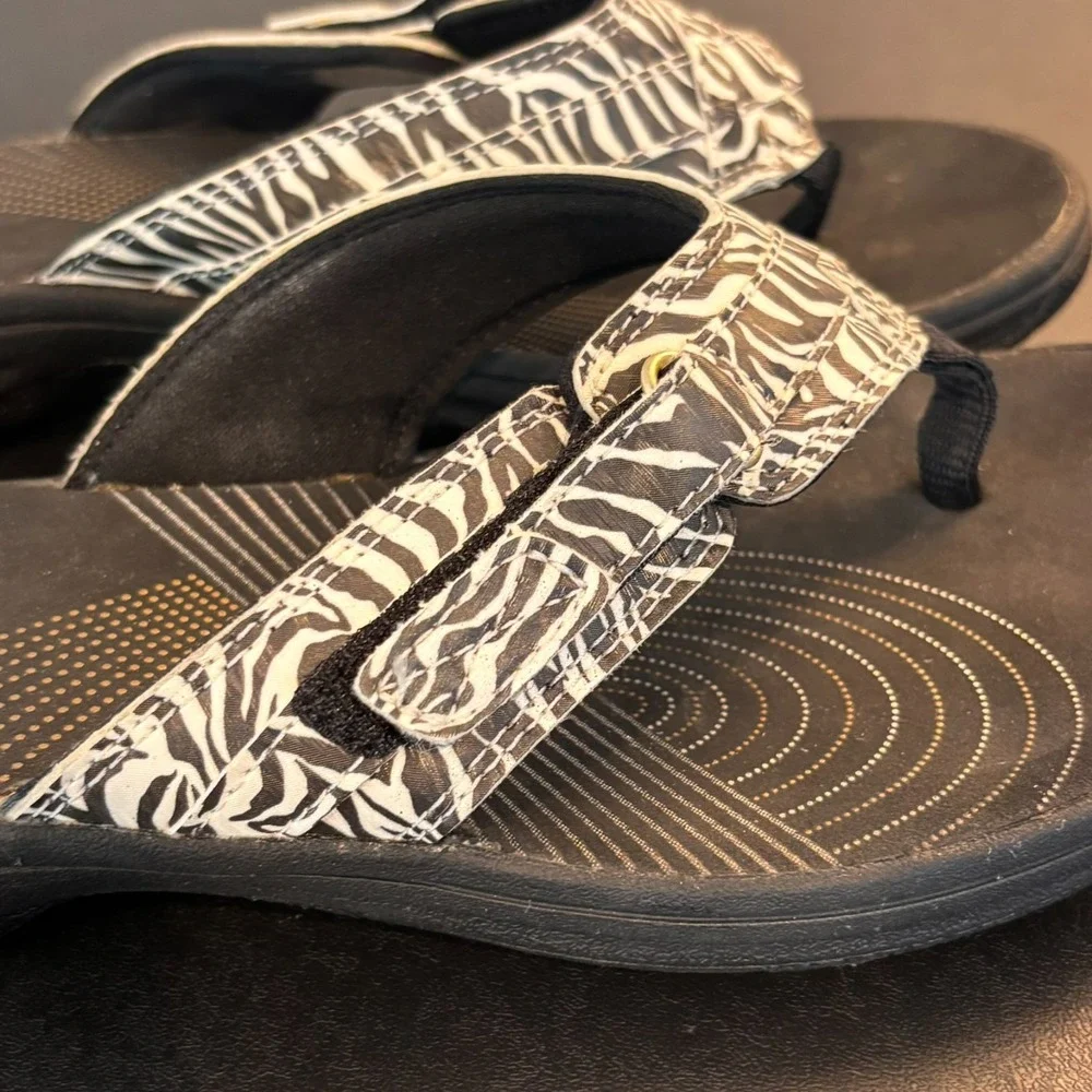 Clarks Cloudsteppers Flip Flops Womens sz 9M Black White Zebra Comfort summer